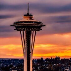 La tour Space Needle et vue sur la ville au crépuscule