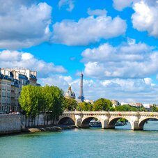 Pond avec vu sur la Seine de Paris 