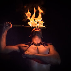 Homme qui souffle sur le feu