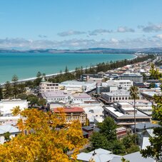 Napier, ville bordée par l'océan Pacifique, dans la Baie de Hawkes © DR