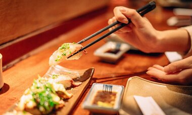 Délice japonais : le sushi Sushi pris entre deux baguettes