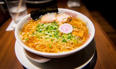 Délice japonais : le Shoyu Ramen Bol de Shoyu ramen dans son bouillon avec Chashu, Narutomaki, Nori et oignon vert