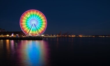 Grande roue sur la jetée illuminée de nuit