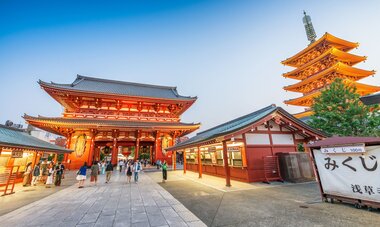Temple Sensō-ji - Tokyo Le temple Sensō-ji situé à Tokyo illuminé, au coucher de soleil
