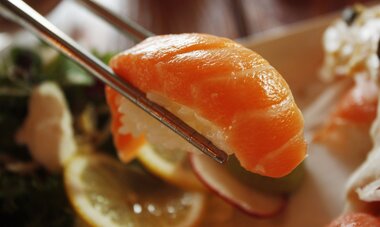 Sushi Sushi pris entre deux baguettes japonaises