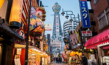 La Tour Tsūtenkaku La tour Tsūtenkaku depuis l'une des ruelles autour