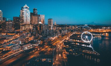 Front de mer de Seattle de nuit