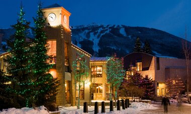 Le restaurant-bar BrewHouse dans le village de Whistler de nuit en hiver