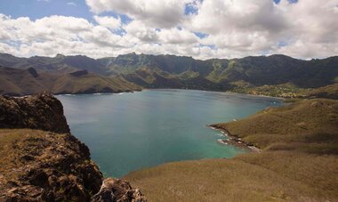 Nuku Hiva Vue sur une baie de l'île de Nuku Hiva (Marquises)