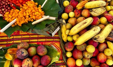 Corbeille de fruits locaux Corbeilles remplies de fruits locaux (bananes, mangues, carambole, etc..)