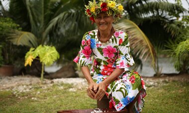 Femme râpant du coco Femme râpant une noix de coco