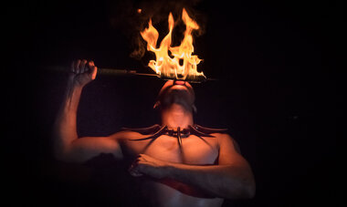 Danseur de feu Homme faisant un spectacle de danse du feu