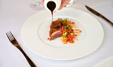Plat gastronomique Vue sur un le service d'un magret de canard