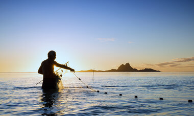 homme qui fait de la pêche au filet 