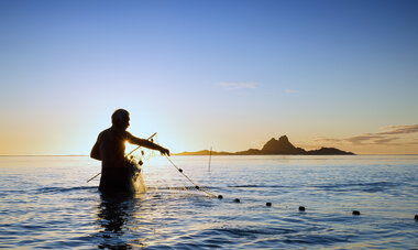 homme qui fait de la pêche au filet 