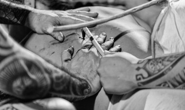 femme qui se fait tatouée traditionnellement