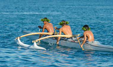 garçons qui font de la pirogue