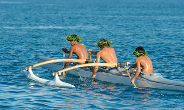 garçons qui font de la pirogue