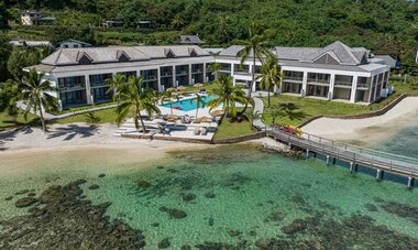 Vue aérienne Cook’s Bay Hotel & Suites