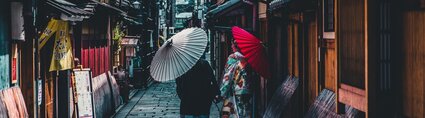Kyoto 2 deux personnes en kimono marchant dans une ruelle à Kyoto