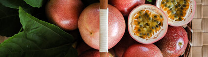 Fruits de la passion dans un panier