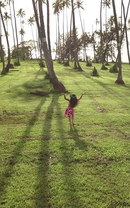 Danseuse entourée de cocotiers