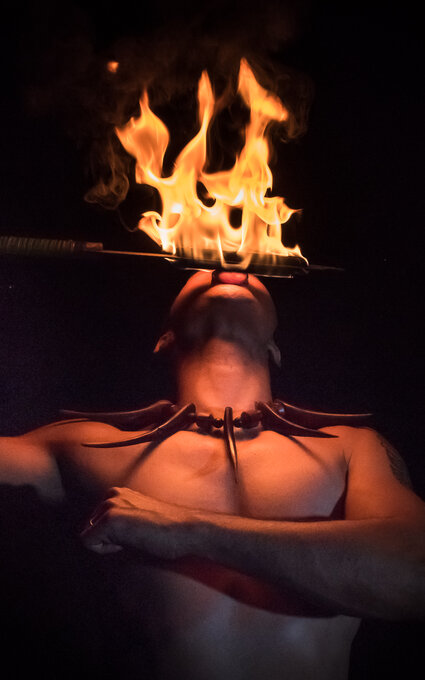 Homme qui souffle sur le feu